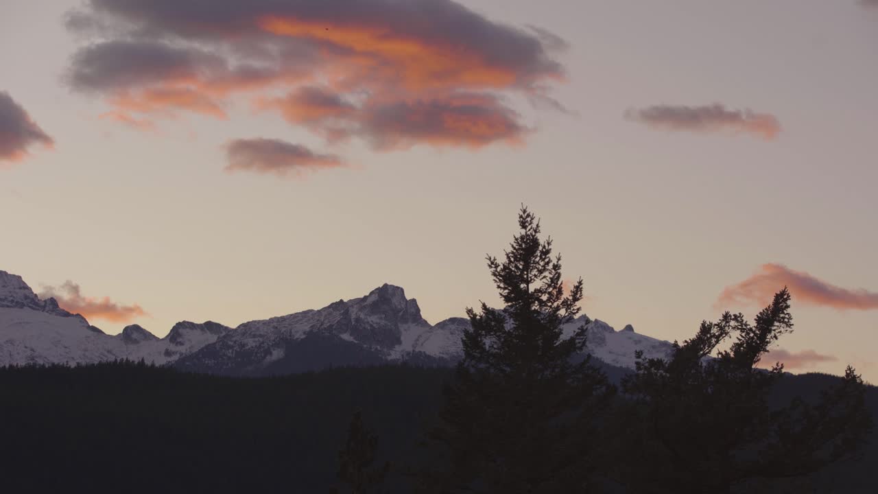 crepúsculo de alta altitud con una puesta de sol rosada después de la puesta de sol en lo alto de las montañas