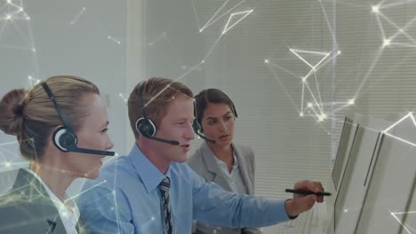 animazione di reti di connessioni su persone d'affari che utilizzano cuffie telefoniche