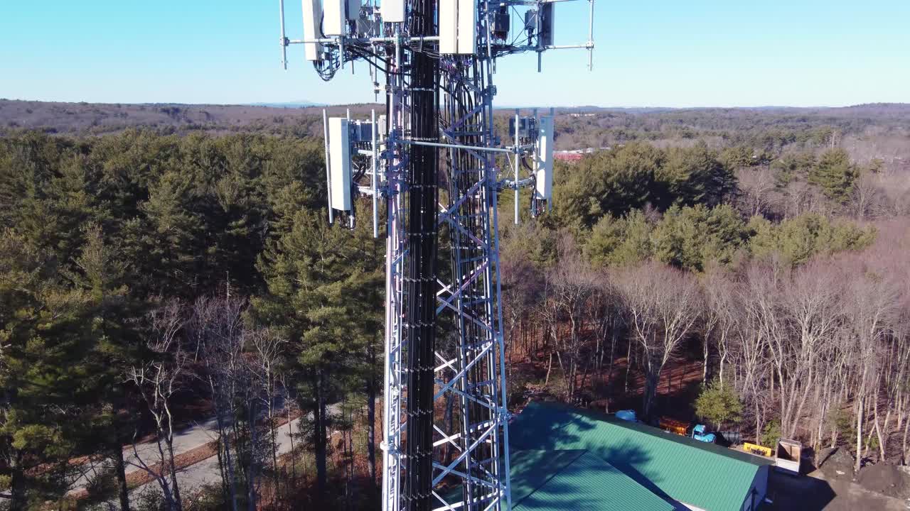 un dron aéreo de 4k se levanta a lo largo de una torre de telefonía celular