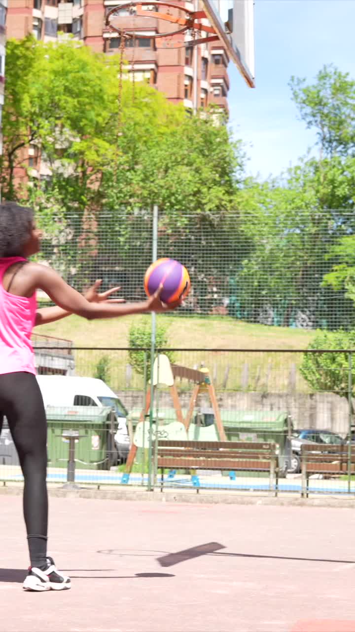 mujer jugando al baloncesto al aire libre