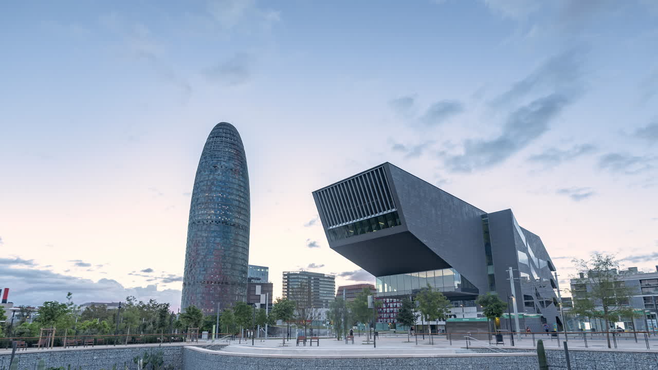 Lapso de tempo da estação de metrô Glories em Barcelona e horizonte durante o nascer do sol