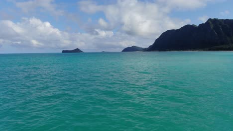 Drone-pushing-in-towards-Rabbit-island-Seabird-Sanctuary-on-the-East-side-of-Oahu,-Hawaii