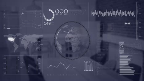 Animation-Der-Schnittstelle-Mit-Rotierendem-Globus-Und-Datenverarbeitung-über-Leerem-Konferenzraum-Im-Büro