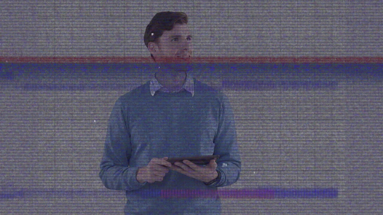animación de líneas de distorsión e interferencia, sobre hombre confundido usando tableta