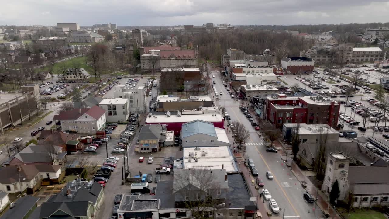 centro de bloomington, indiana con un video de avión no tripulado moviéndose de derecha a izquierda
