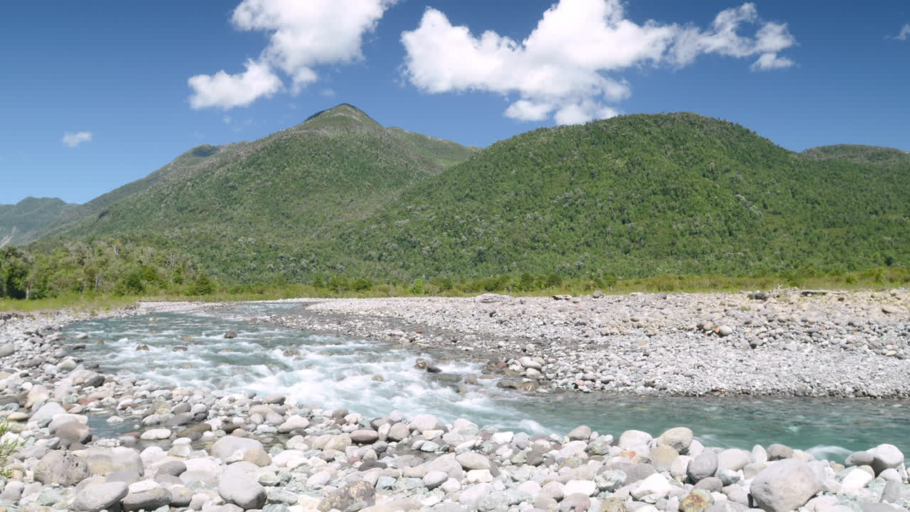 산구름과 칠레 남부 후에키 강의 맑고 푸른 물