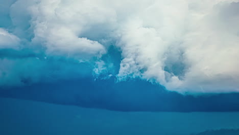 El-Timelapse-De-Primer-Plano-Revela-Nubes-En-Movimiento,-Mezclándose-Perfectamente-Con-La-Luz-Azul-Cambiante