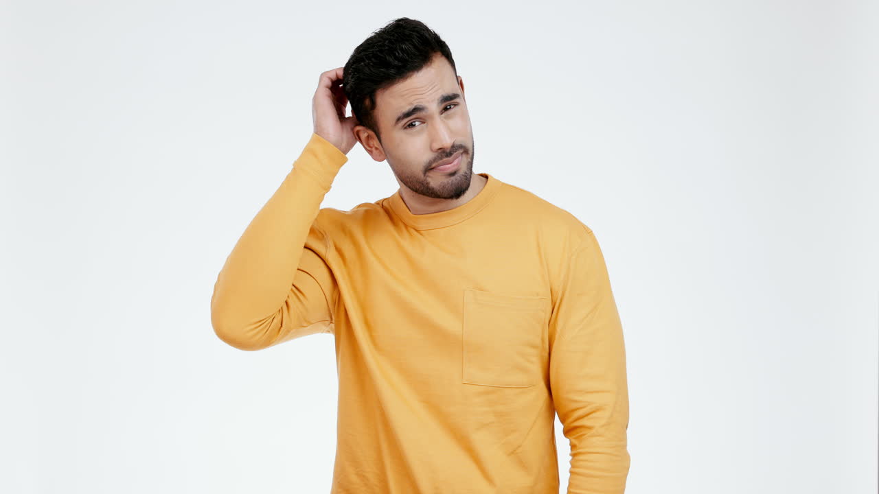 cara, confundido y hombre en el estudio rascándose la cabeza