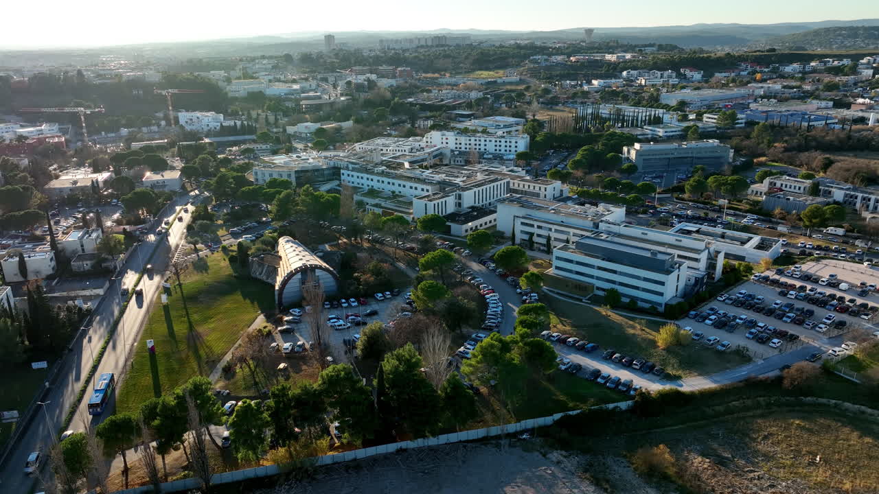 몽펠리에의 도시 그리드는 자연과 맞아 있습니다. 공중 촬영으로 찍혔습니다.