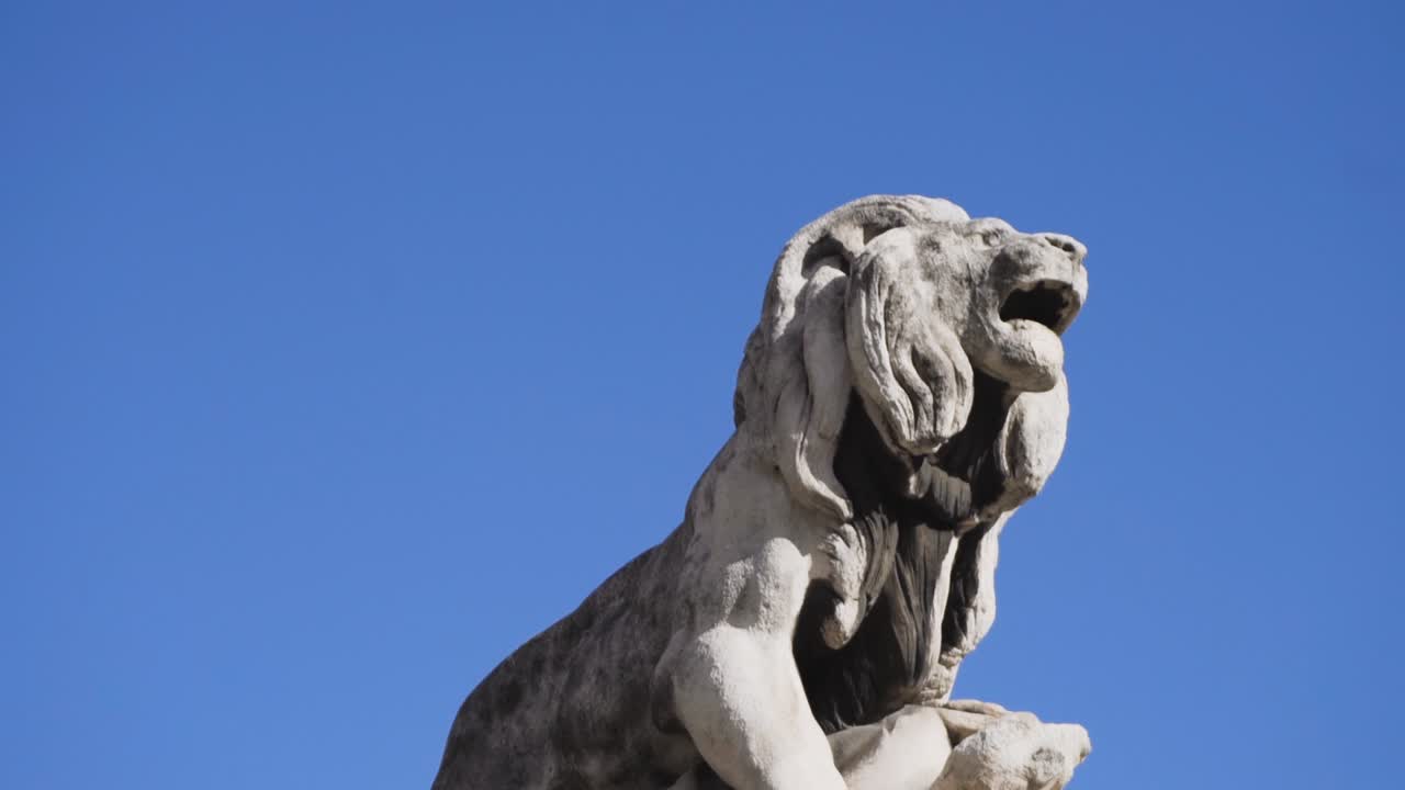 Statua di leone contro un cielo azzurro limpido