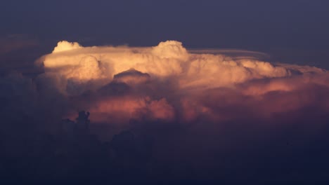 la puesta de sol panorámica de nubes en 4k
