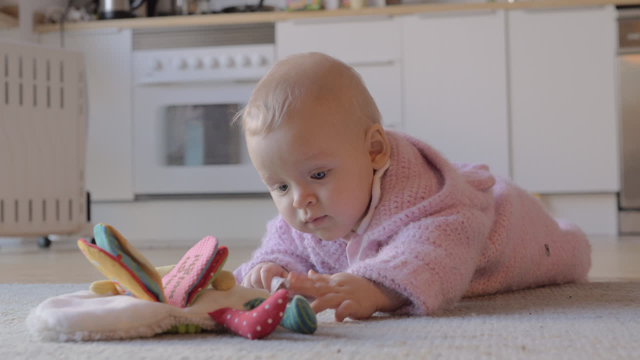 adorable niña jugando en casa en la alfombra