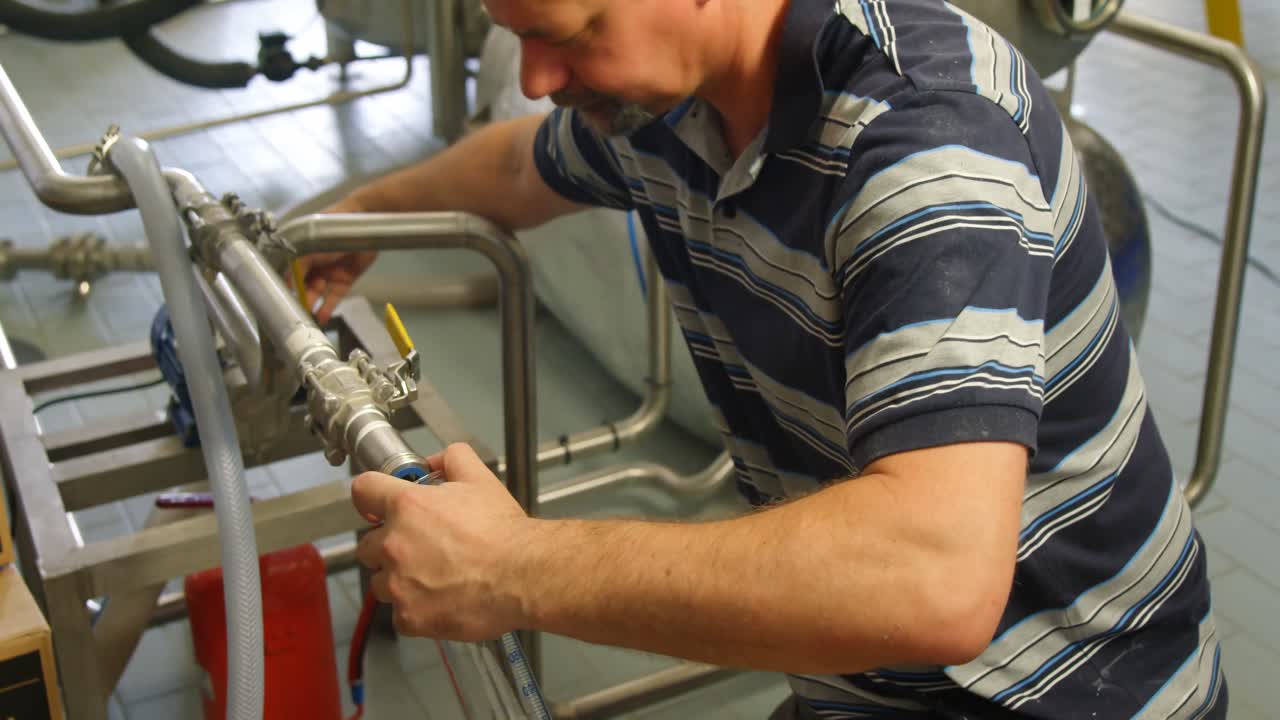 공장에서 일하는 남성 노동자 4k