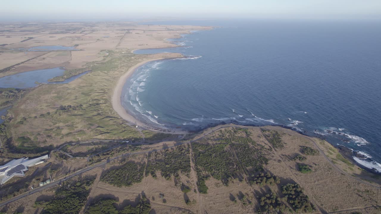 paisaje idílico de phillip island en victoria, australia - toma aérea de un dron