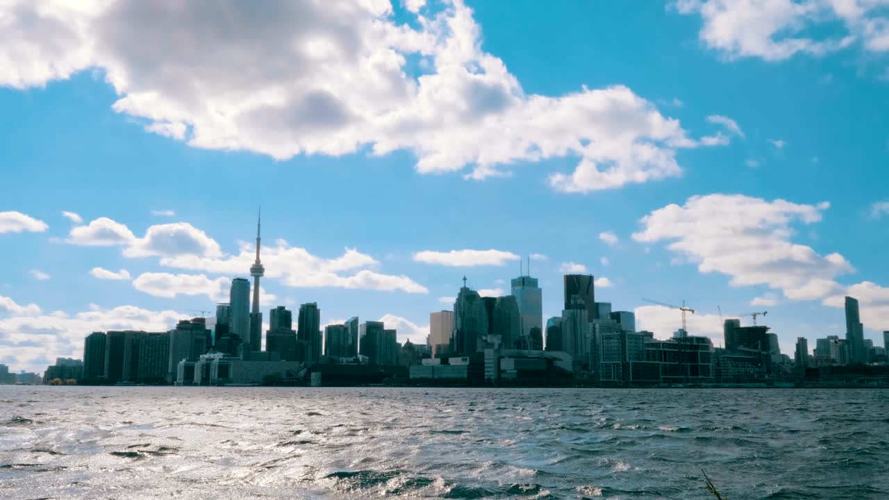 토론토 스카이라인의 낮 시간 촬영을 설정합니다.
