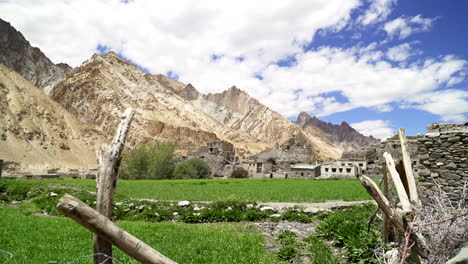 tiro hacia atrás entre una valla en hankar, ciudad fantasma en los edificios del himalaya en la pierna de las montañas en un día brillante