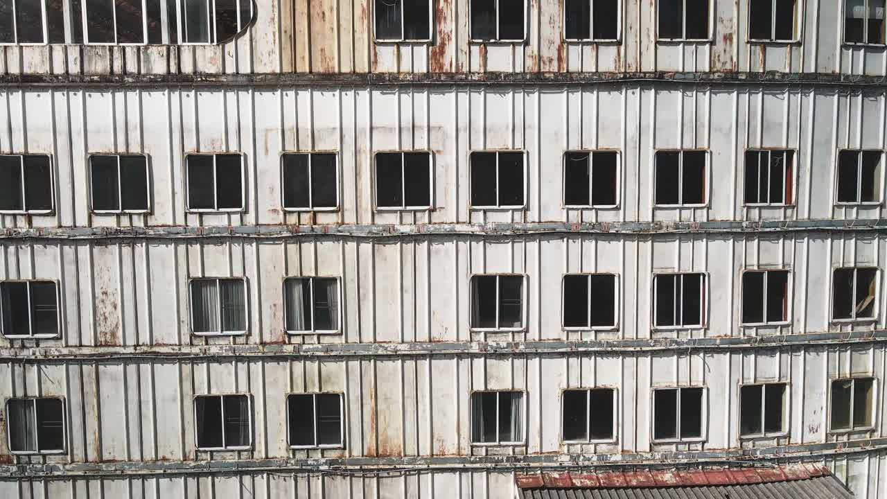 diseño antiguo de las ventanas de un antiguo crucero, vista de drones de un antiguo hotel-resort, vista panorámica del drone volando sobre las antiguas ventanas del hotel