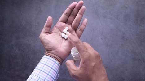 persona que toma pastillas de un frasco