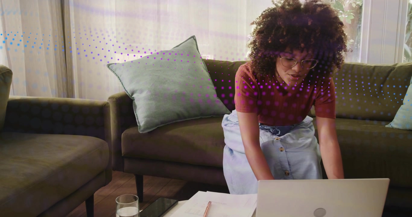 Femme prenant un crayon et écrivant des notes, puis passant à la saisie sur un ordinateur portable pour la planification d'entreprise