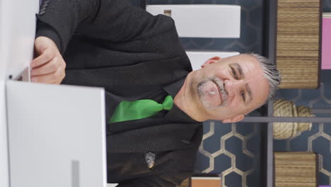 vídeo vertical del retrato de un rico hombre de negocios.