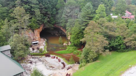 video de dron de 4k de cueva y cascada en emerald village cerca de little switzerland, nc en el día de verano-4