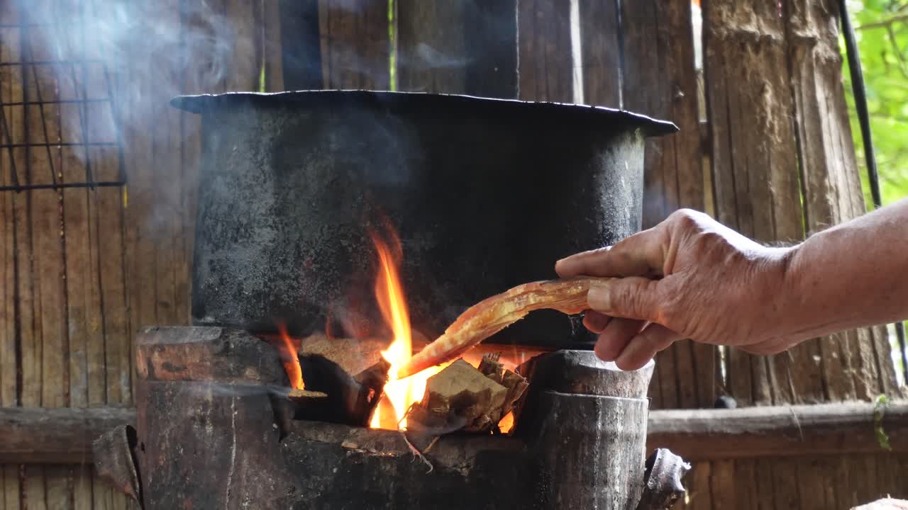 아시아의 태국에서 불 위에 놓인 오래된 학교 냄비의 샷
