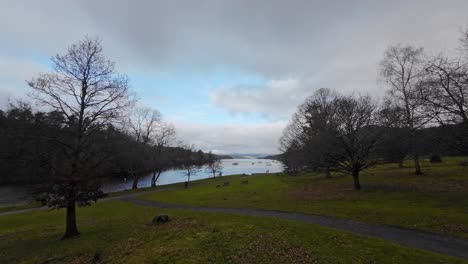 Lago-Windermere-De-Pie-Caído-En-La-Base-Del-Lago