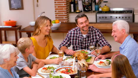 familia linda teniendo una buena cena en casa