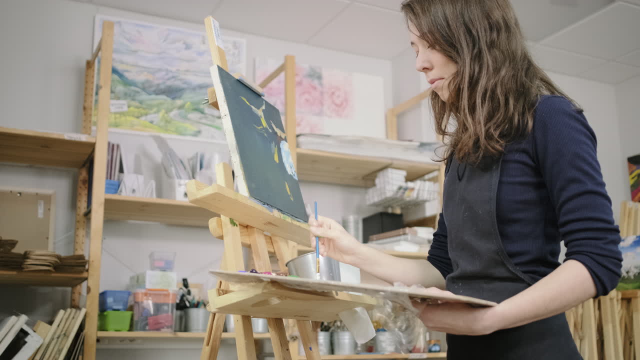 미술 스튜디오 에서 그림 을 그리는 여자