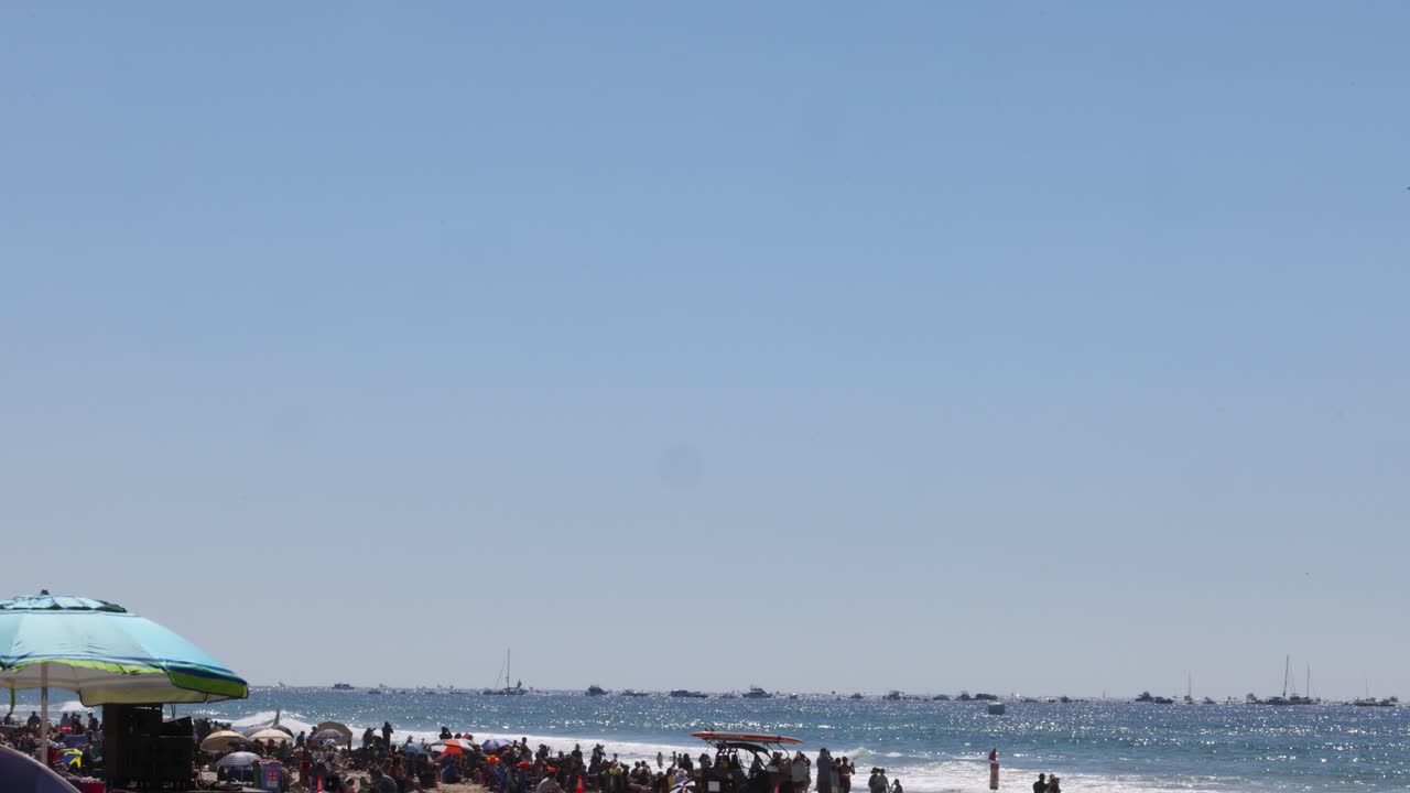 비행기 들 이 바쁜 해변 위 에 있는 항공 쇼 에서 공연