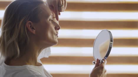 lady client discusses beauty procedure with master