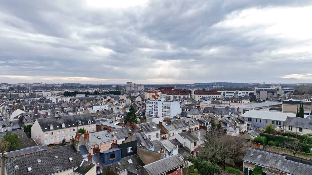 Panoramica aerea di Le Mans: dove la bellezza romanica incontra lo spirito ruggente