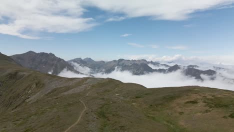 Luftaufnahme-Des-Pfades-Auf-Dem-Berg-Mit-Den-Wolken,-Die-Die-Berggipfel-In-La-Cerdanya-Umgeben