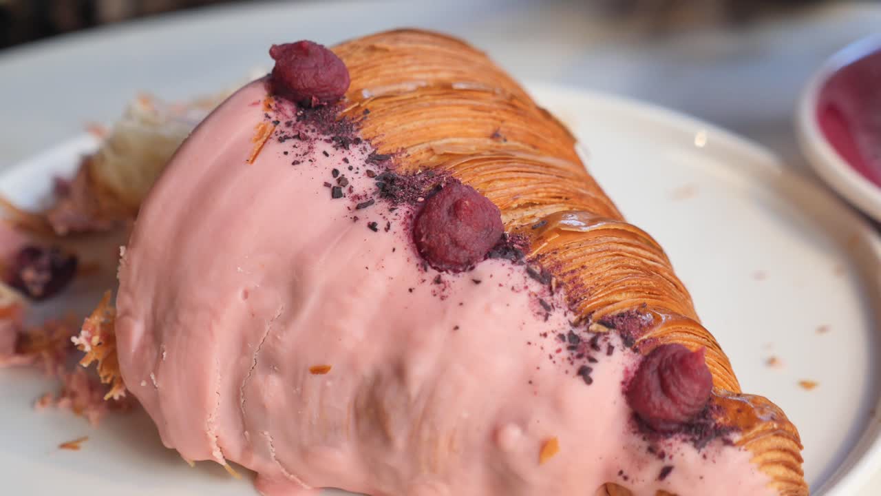 Un delizioso croissant con glassa rosa
