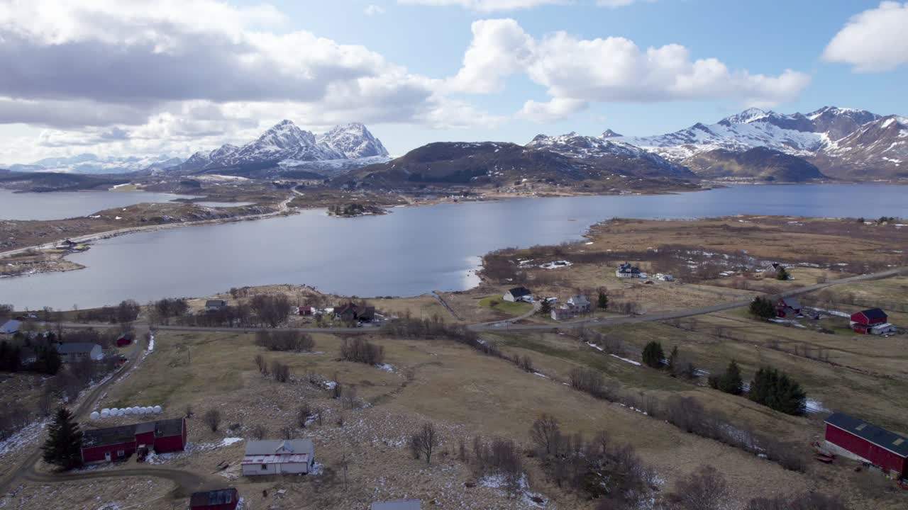 toma aérea con plataforma rodante del histórico pueblo vikingo de borg en lofoten, norte de noruega, parcialmente nublado y soleado