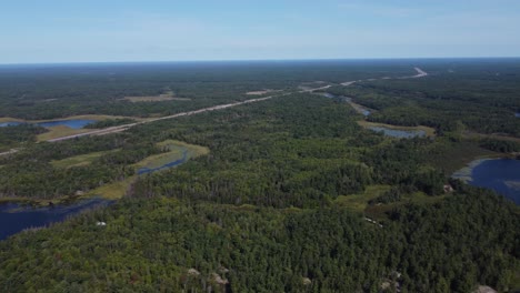 Aéreo:-Parque-Provincial-Del-Lago-Grundy,-Bosques-Densos-Y-Canales-Sinuosos