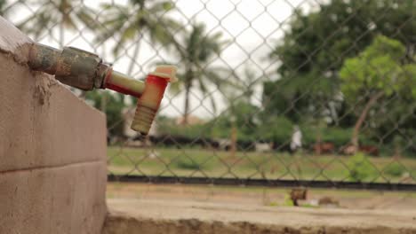 Leitungswasseraustritt-Aus-Dem-Wasserhahn-Des-öffentlichen-Wassertanks-In-Indien