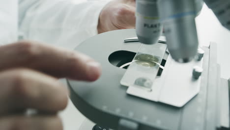 científico usando microscopio