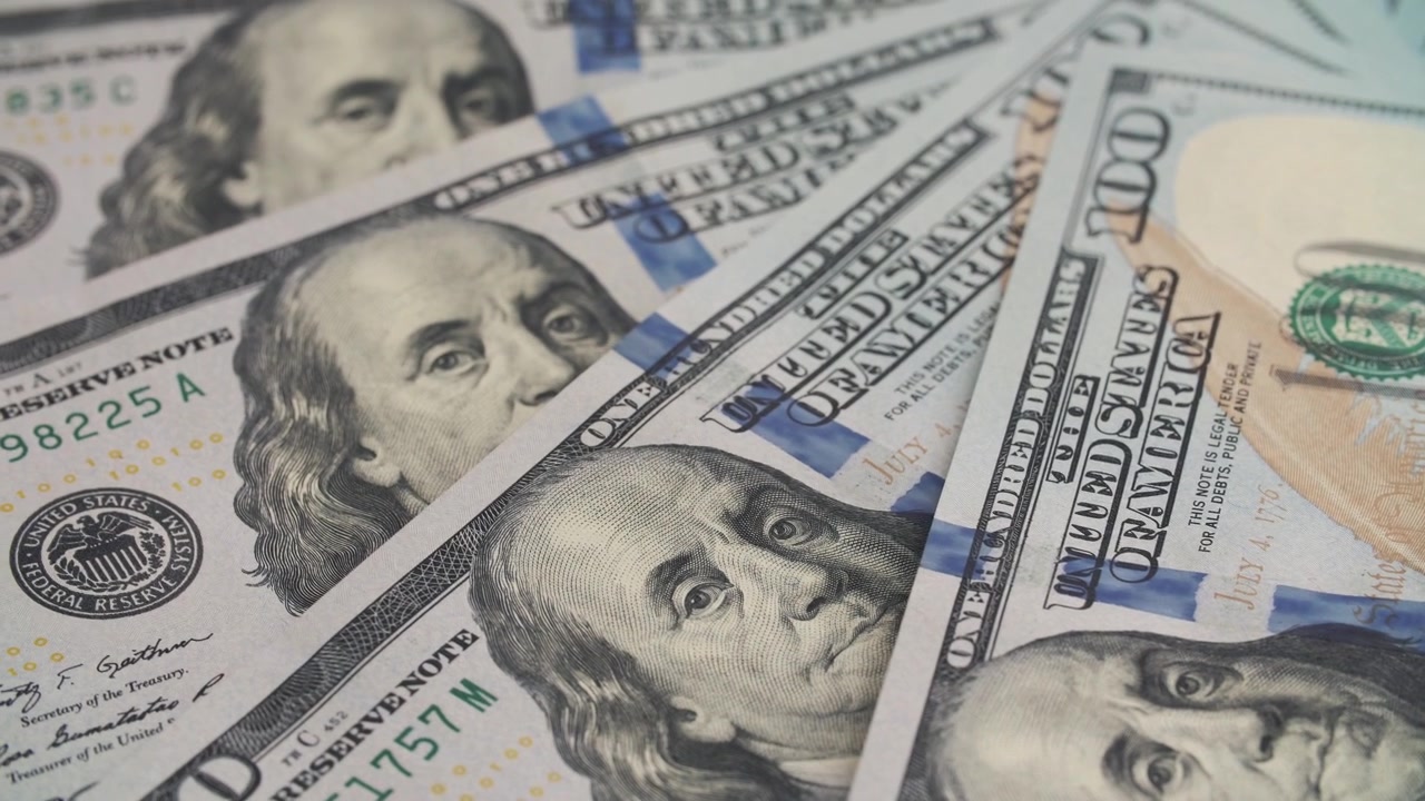 Close-up de muitas notas de 100 dólares americanos