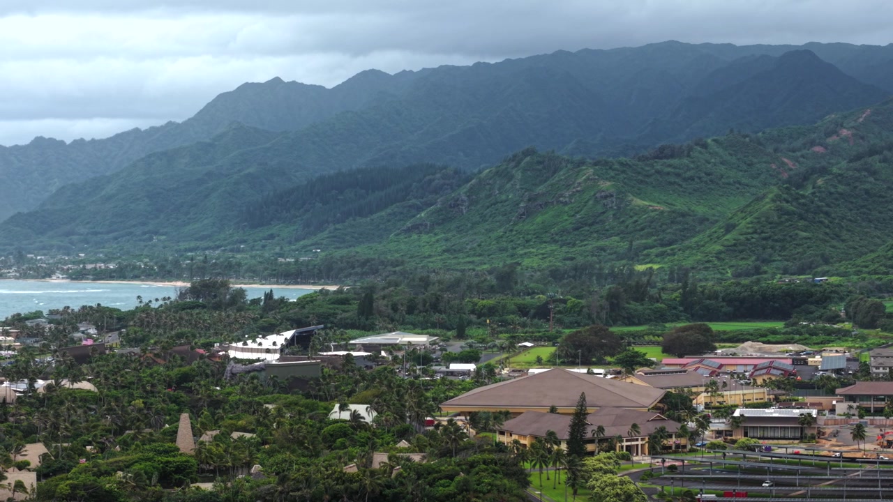 Vista sulla lussureggiante valle verde di Laie, sulla costa e sugli edifici del campus a Oahu, Hawaii