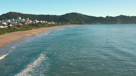 Luftaufnahme-über-Das-Wasserparadies-Brasilianischer-Strand-Drohnen-Dolly-Schuss-Sonnenaufgang