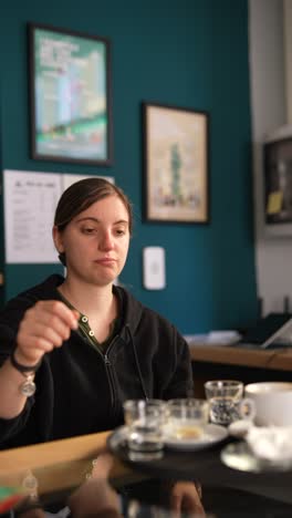 una mujer en un café.