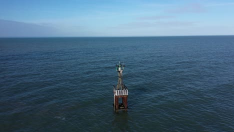 Luftaufnahme-Eines-Meeresleuchtfeuers-In-Courseulles-sur-Mer,-Normandie