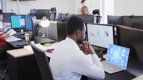 composición de un hombre de negocios afroamericano usando una computadora portátil con un chat en la pantalla