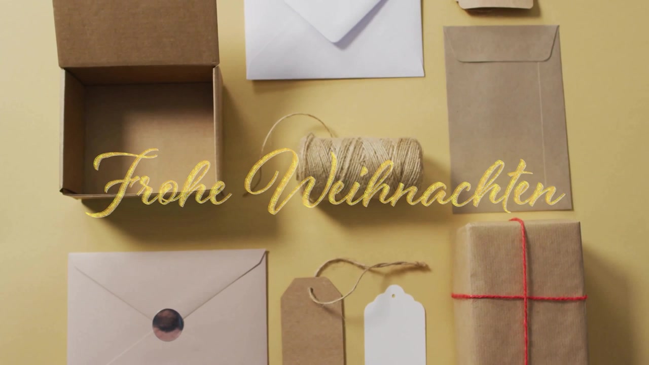 Animation des Textes "Frohe Weihnachten" über Umschlägen und Schnüren.
