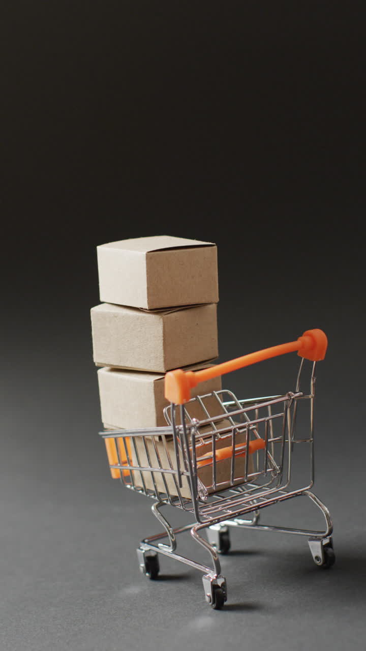 video vertical del carrito de compras con cajas en fondo gris