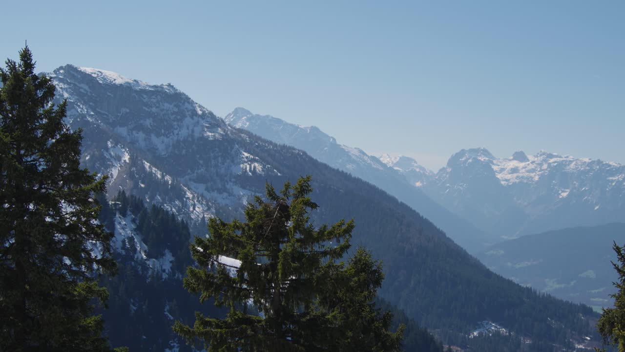 Bir dağ zirvesindeki Kartal Yuvası ile Berchtesgaden Alpleri'nin panoramik görünümü, karlı ilkbahar manzarası.