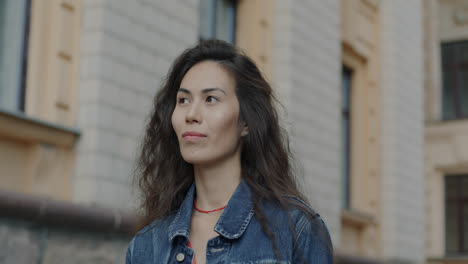mujer en la ciudad