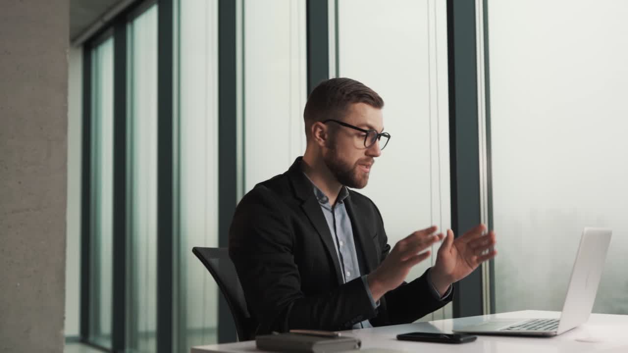 il responsabile dell'ufficio maschio rimprovera e licenzia un dipendente da un lavoro remoto tramite collegamento video tramite laptop