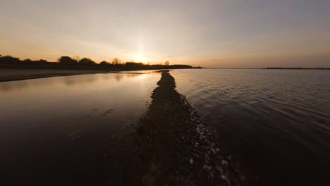 Luftdrohnenflug-Entlang-Strandsandbänken-Und-Ruhigem-See-In-Veere-Sommersonnenuntergang